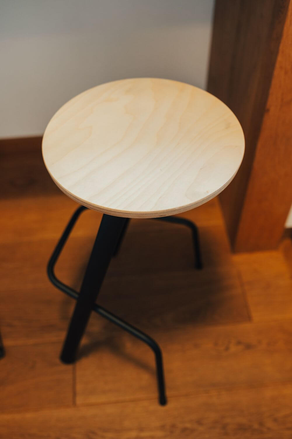 Barová židle TSINE – Minimalistický design s maximální odolností