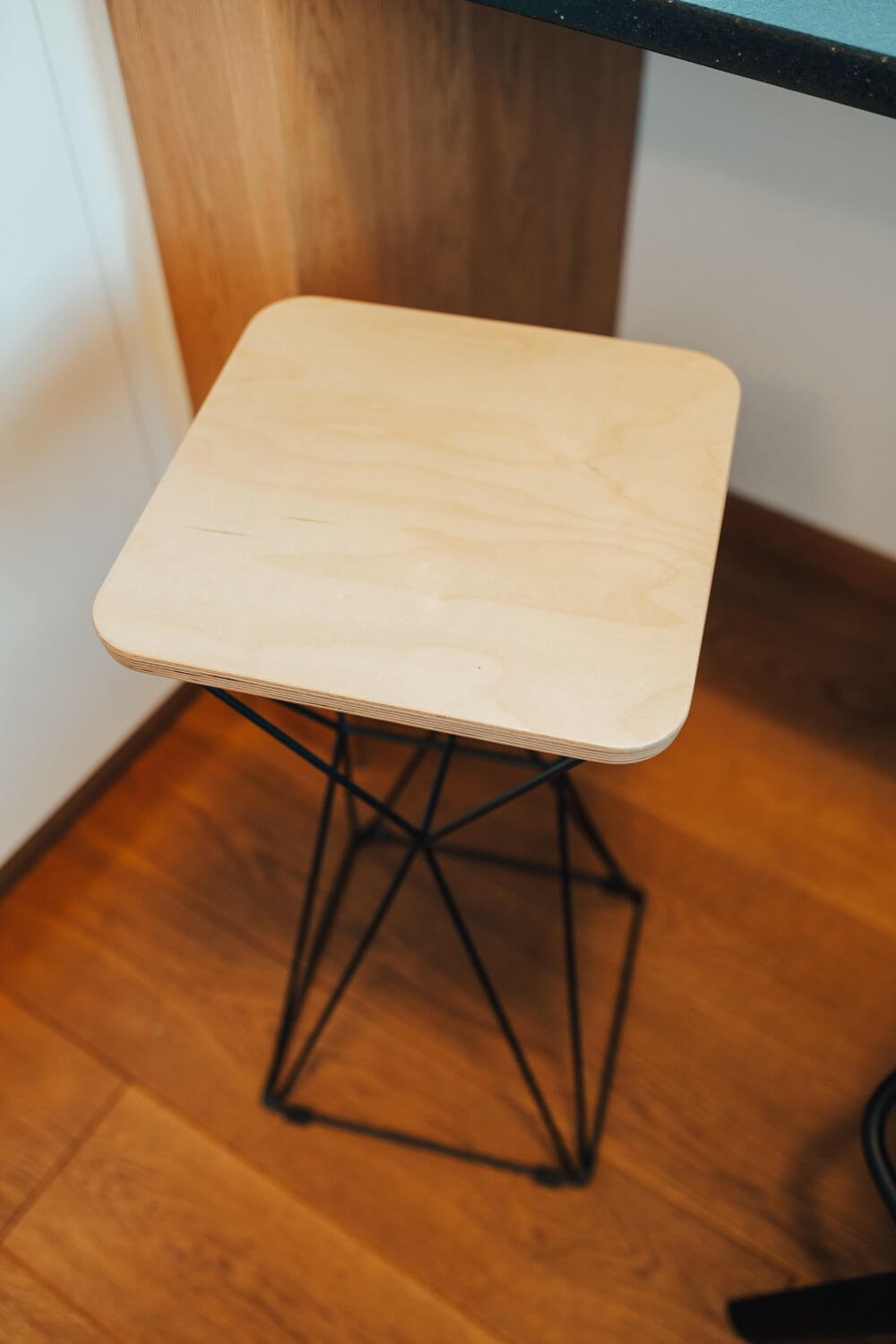 Barová židle TSOTSO – Odolnost a styl v lehkém designu
